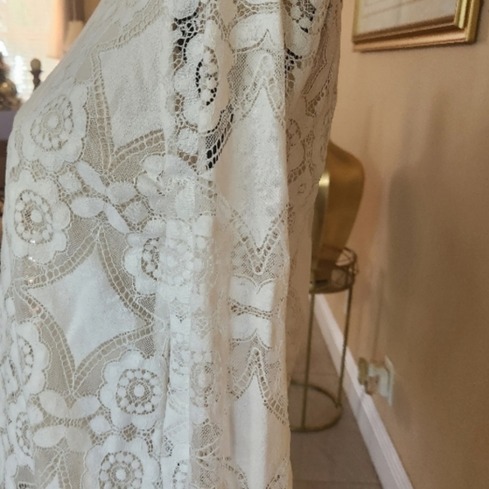 Elegant White Lace Blouse - Picture 4 of 6